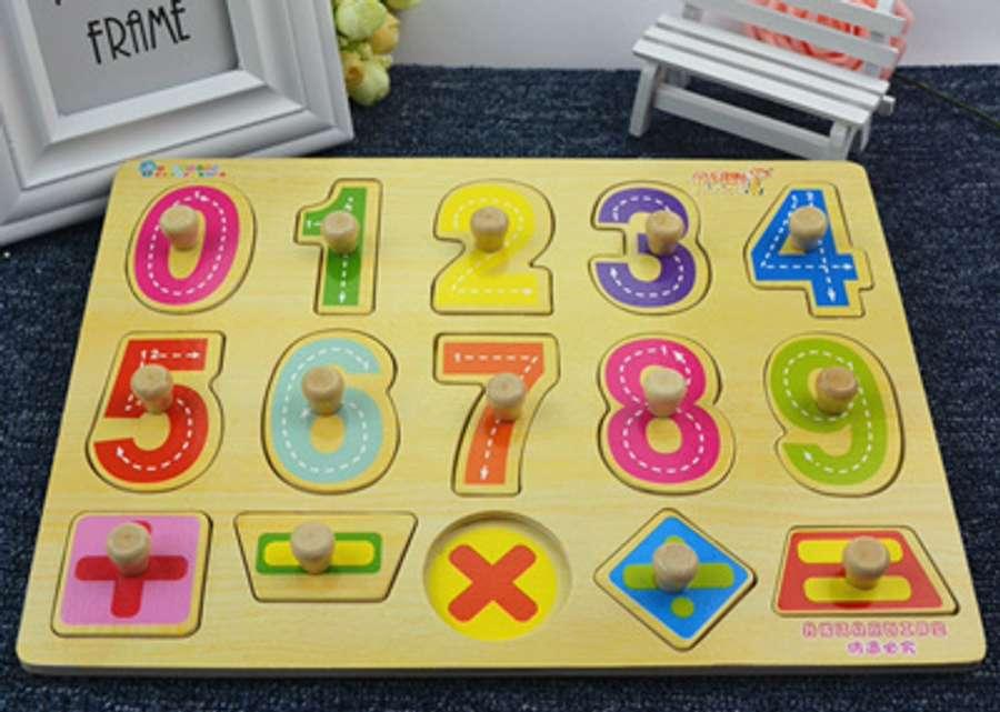 0-1-2-3-4 years old children early childhood education， wisdom hand grabbing board and baby animal c