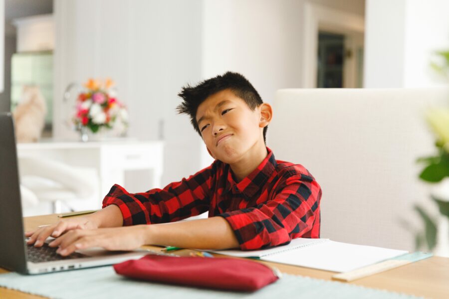 asian-boy-sitting-at-table-and-using-laptop-chinese-tuition-singapore