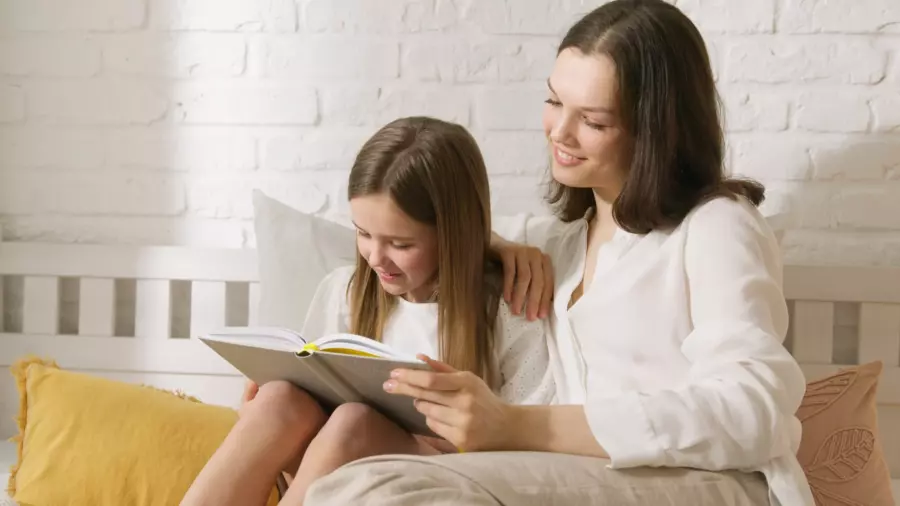 1. Ajari Melalui Buku - pexels.com_Artem Podrez