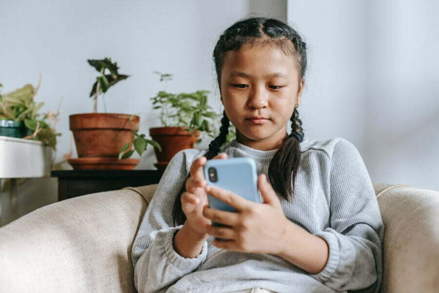 Penyebab Anak kecanduan gadget saat lebaran