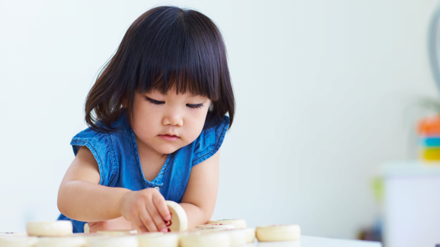 Cara Anak Sedekah dengan Berbagi Benda Miliknya