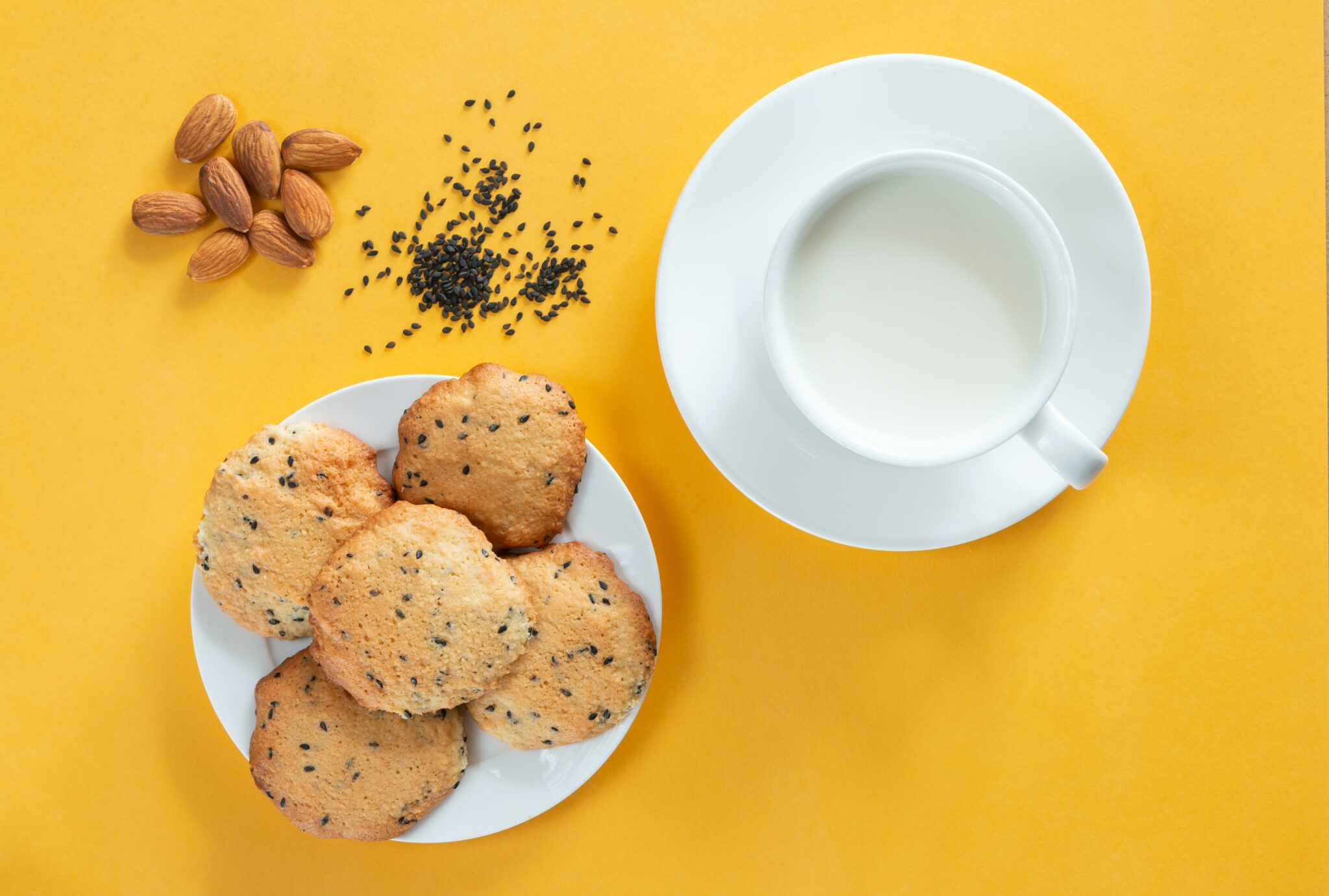 7 Manfaat Susu Almond, Bisa Turunin Berat Badan lho Moms! - SuperMom