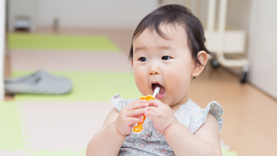merangsang pertumbuhan gigi bayi dengan rajin menggosok gigi