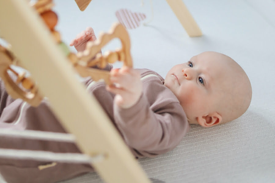 Perkembangan Bayi 3 Bulan: Bayi Berinteraksi Dengan Matanya