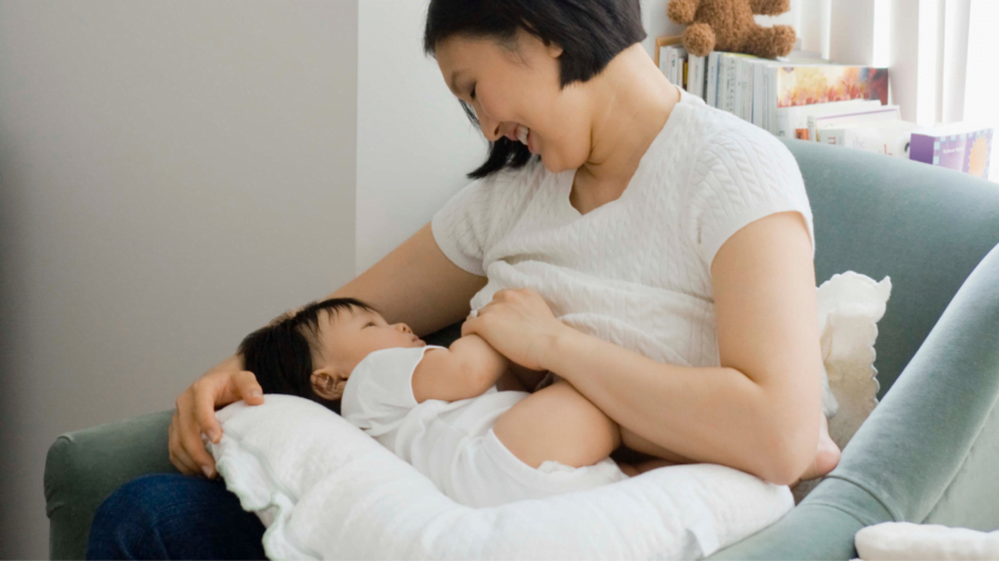 Memompa Sambil Menyusui