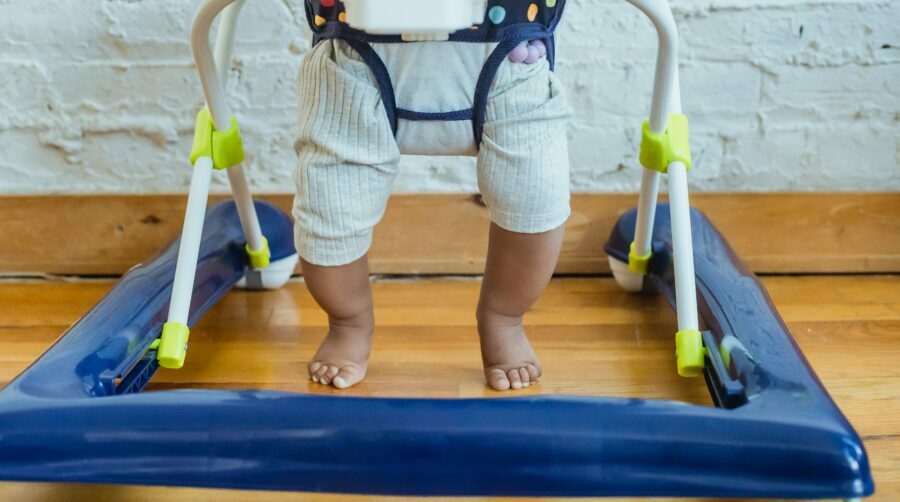 Berapa Bulan Bayi Boleh Naik Baby Walker? Ini Dia Pro Kontranya!