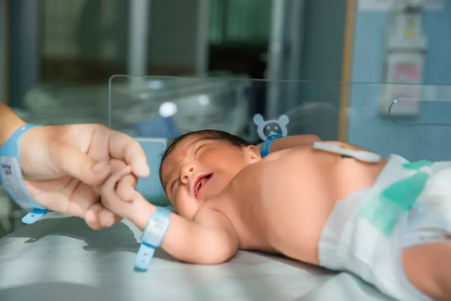 perawatan bayi yang minum air ketuban