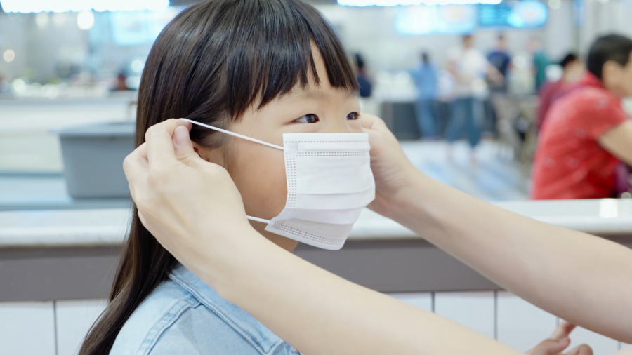 memakai masker sekolah tatap muka