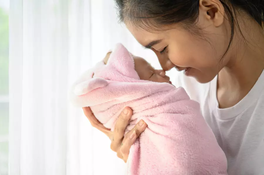 perawatan bayi yang minum air ketuban