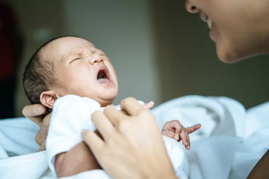 perawatan bayi yang minum air ketuban