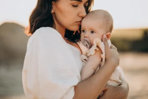 manfaat menggendong bayi