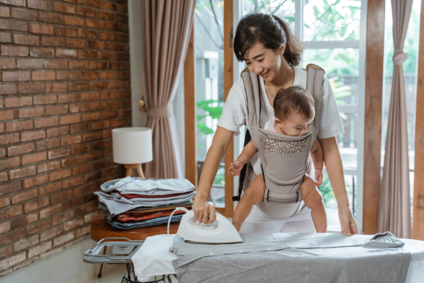 4 Cara Menggendong Bayi Sesuai Tahapan Usia - Supermom
