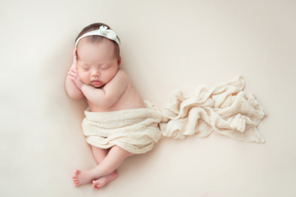 Cara Menidurkan Bayi yang Sudah Bau Tangan Menyetel Musik yang Lembut