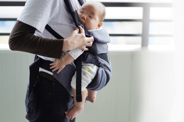 4 Cara Menggendong Bayi Sesuai Tahapan Usia - Supermom