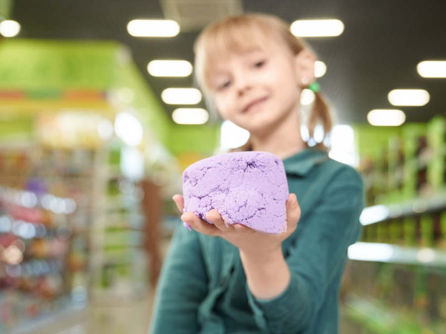 6 Rekomendasi Mainan Pasir Anak untuk Latih Motorik Si Kecil