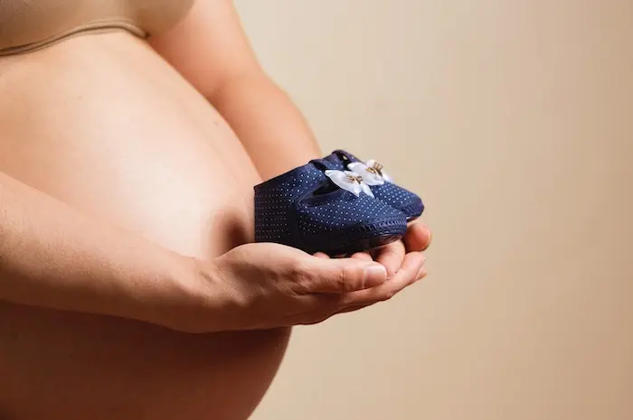 Bentuk perut seorang Ibu dengan posisi bayi 8 bulan dalam kandungan