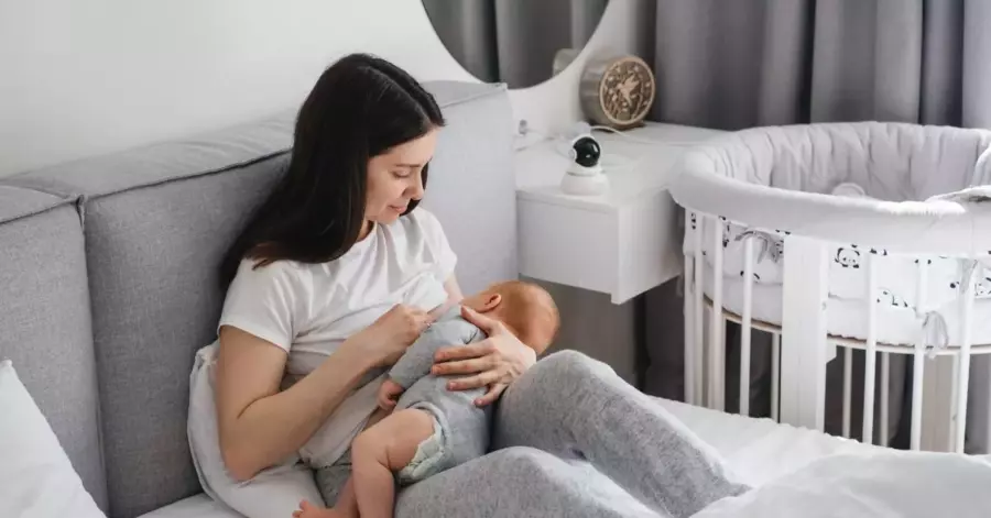 penting sekali untuk membiarkan bayi menyusu pada satu payudara sampai habis dan baru dipindahkan ke payudara satunya
