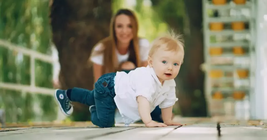 Moms, Kenali Tanda Bayi Akan Merangkak dan 6 Gaya Merangkak yang Unik