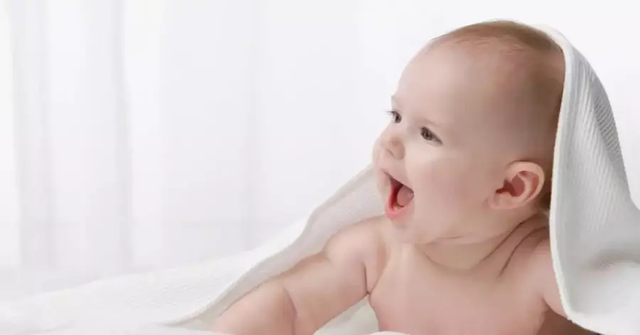 Bayi sehat dengan tatapan mata yang fokus dan ceria