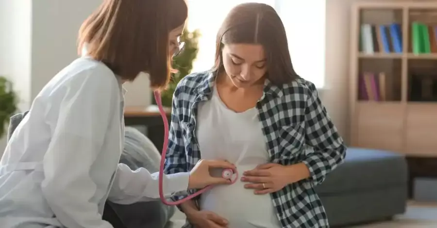 Ibu hami yang sedang berkonsultasi dengan dokter terkait ciri ciri asam lambung naik saat hamil