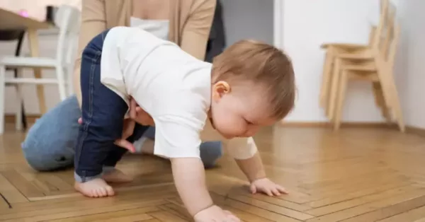 Ilustrasi bayi merangkak dengan gaya bear crawl