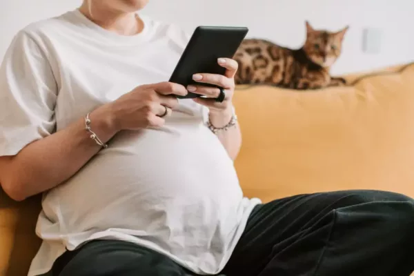 Menggunakan pakaian longgar dan nyaman sangat dianjurkan untuk Moms yang tengah hamil 8 bulan