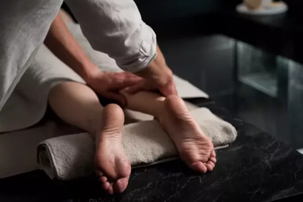Selain membuat tubuh lebih relax, pijat juga dapat meredakan kaki bengkak saat hamil 8 bulan