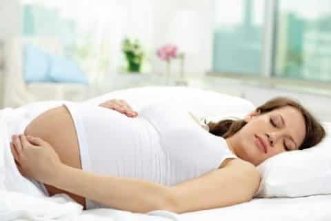 Posisi tidur yang baik untuk ibu hamil 7-9 bulan yang wajib moms ketahui