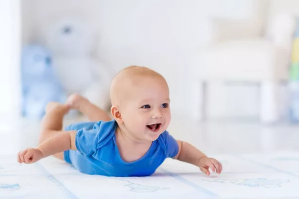 stimulasi agar bayi cepat duduk dan merangkak