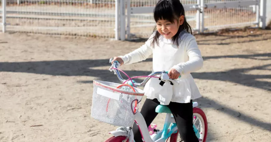 anak perempuan bermain sepeda dari kado orang tua