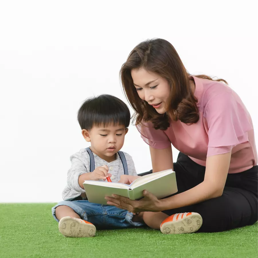 Ibu & Anak membaca buku menggunakan pen