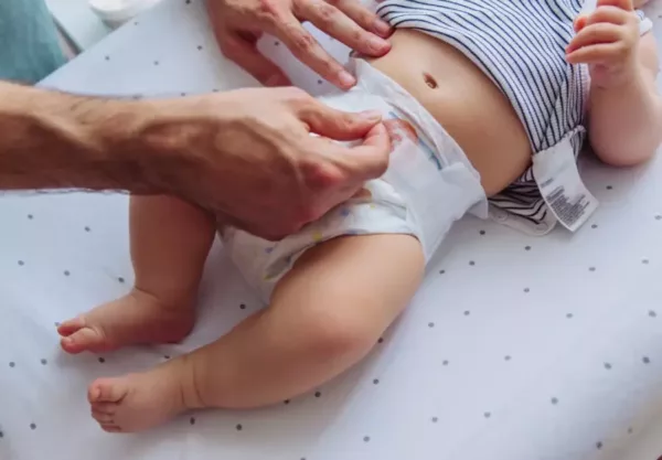 Menenangkan Bayi Rewel Malam Hari Mengganti Popok