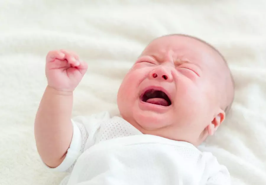 8 Cara Menenangkan Bayi Rewel Malam Hari