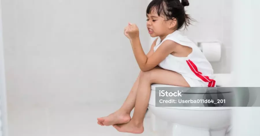 anak duduk ditoilet karena mengalami sembelit