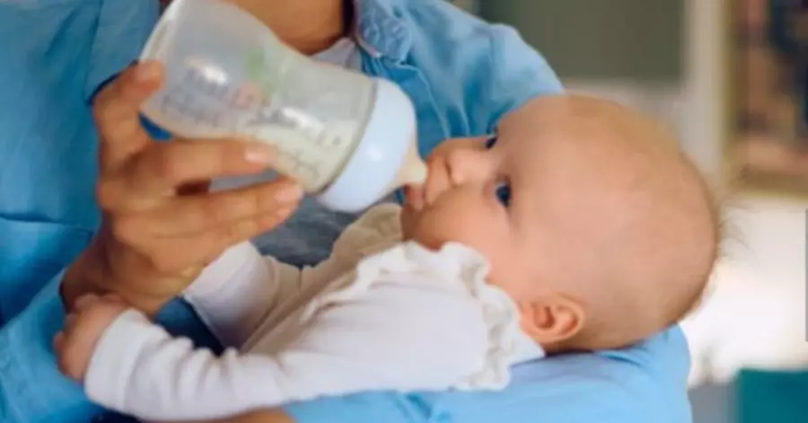 bayi menyusu di botol