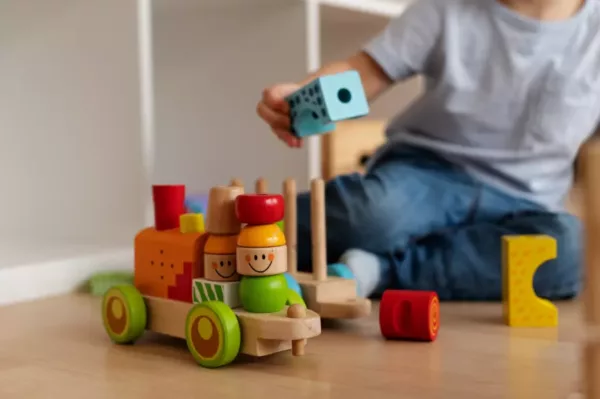 mainan untuk anak speech delay: puzzle balok