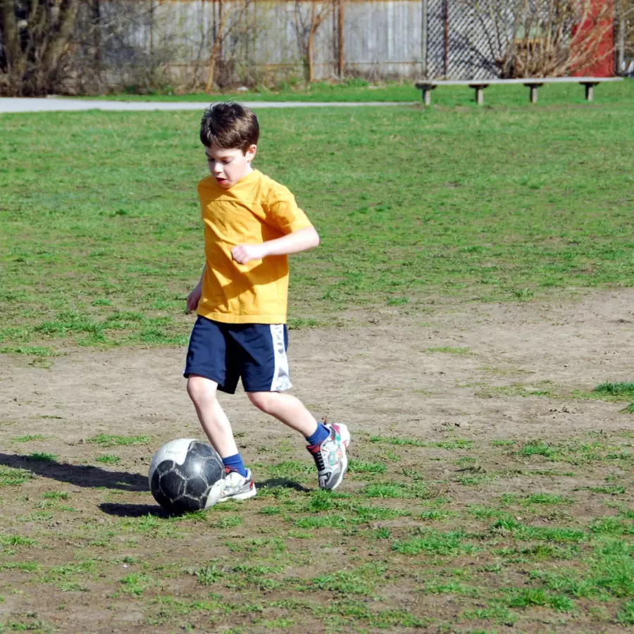 Anak laki-laki mengeksplorasi minat dan bakat di bidang olahraga