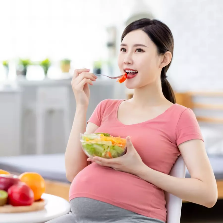 Ibu hamil mengonsumsi buah-buahan penambah darah