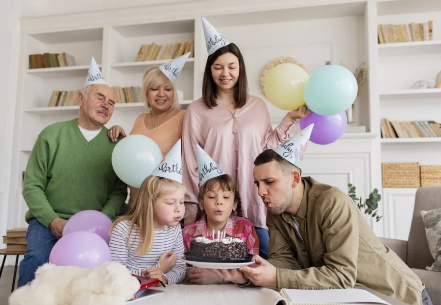 orang tua sedang merayakan ulang tahun anak