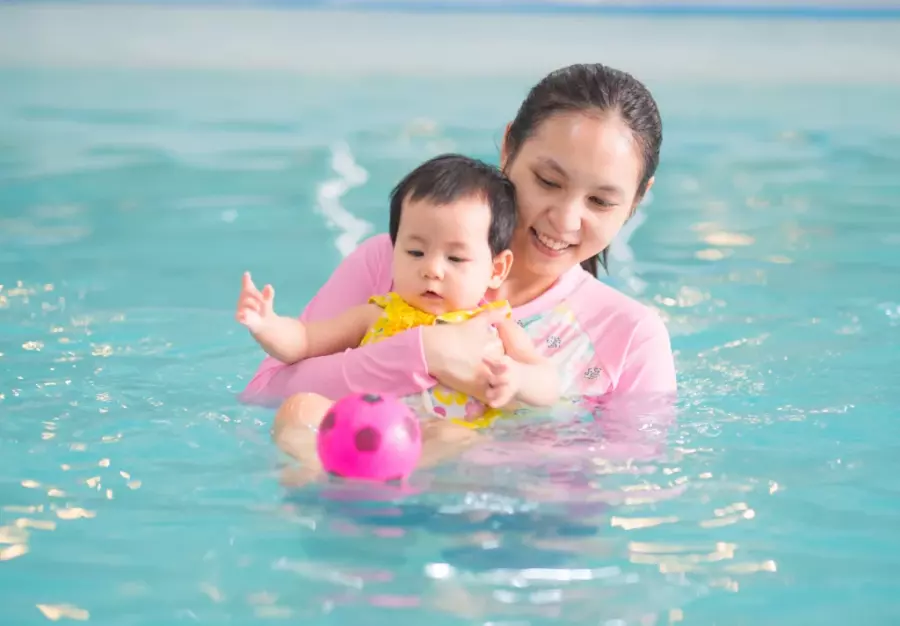 Tips Memilih kolam Renang Bayi Berenang