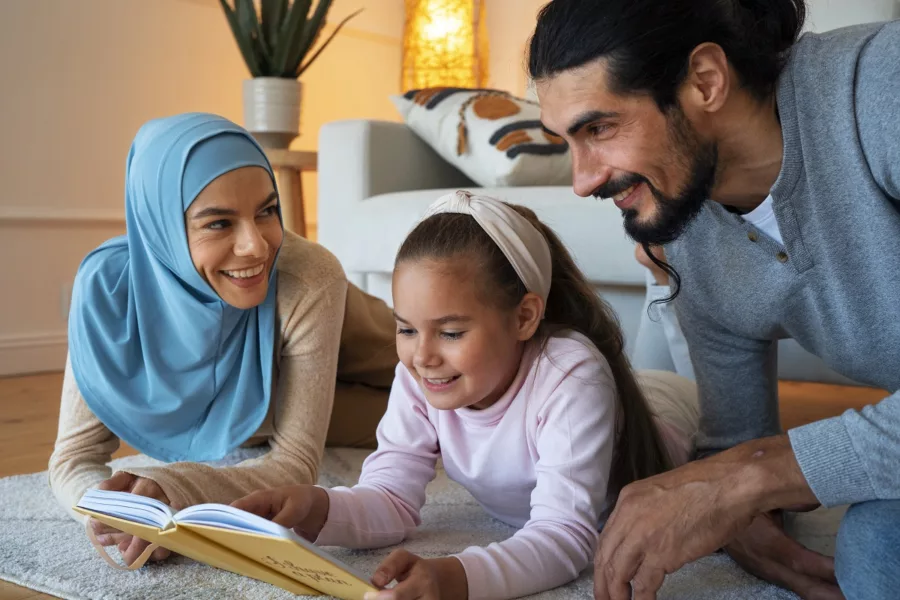 orang tua sedang mengajak anak mengenal huruf hijaiyah