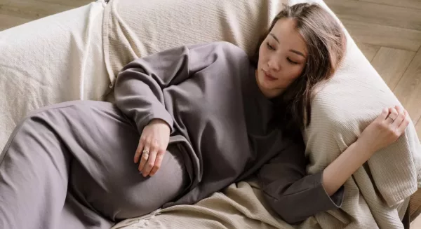 6 Alasan Kenapa Moms Bisa Bau Badan Saat Hamil, Simak Juga Cara Mengatasinya