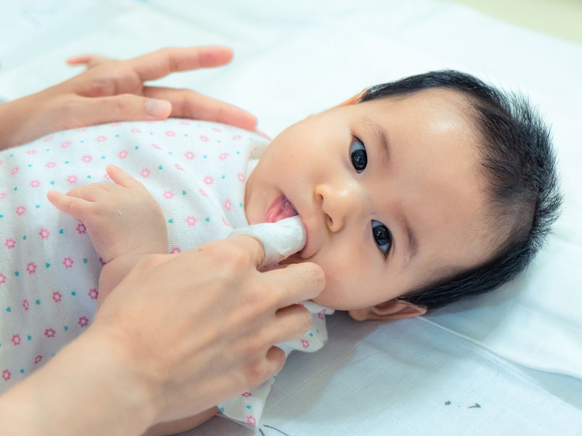 Rơ lưỡi cho trẻ sơ sinh an toàn và đúng cách