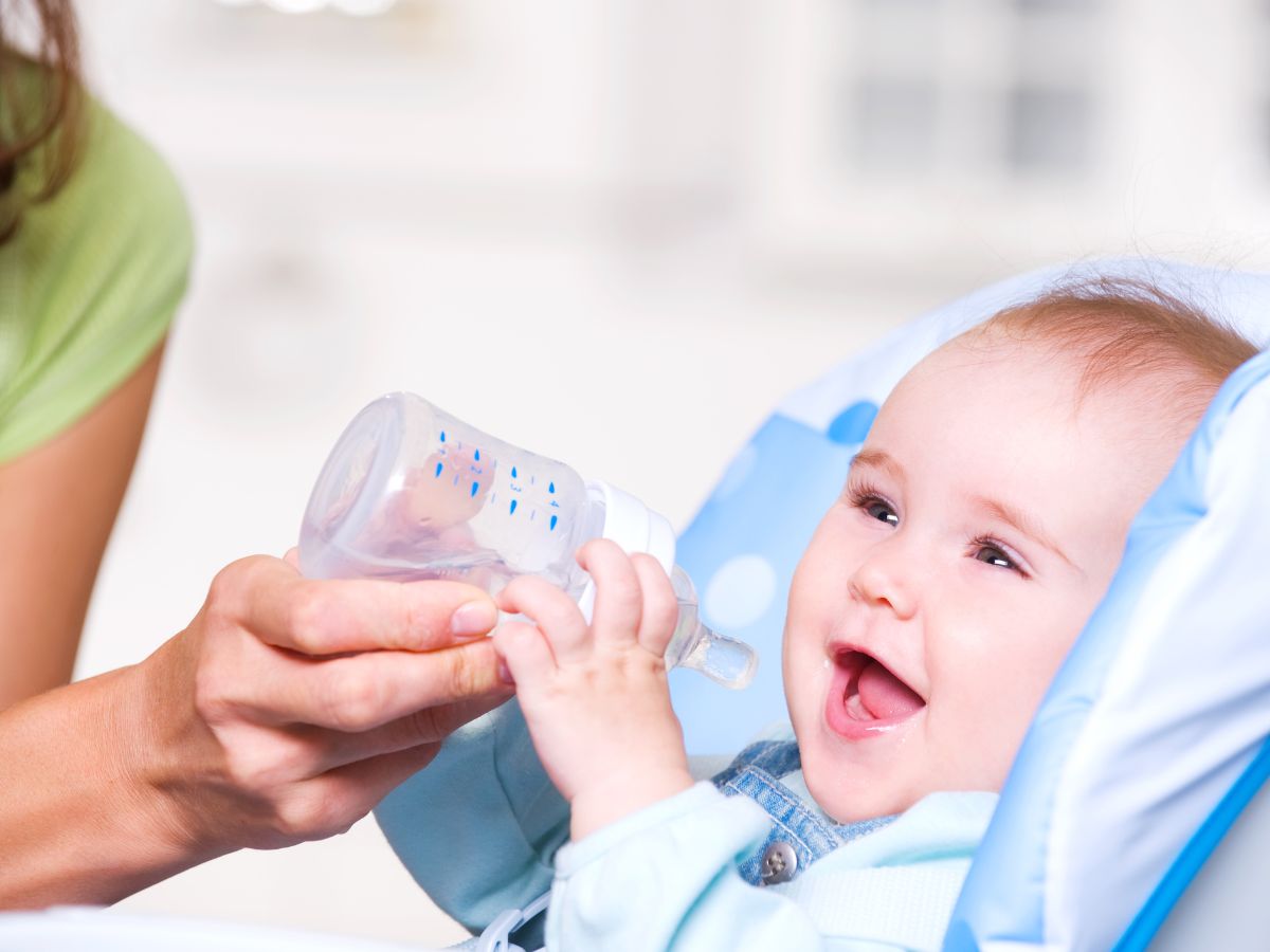 Cho Trẻ Sơ Sinh Uống Nước: Những Điều Cha Mẹ Cần Biết